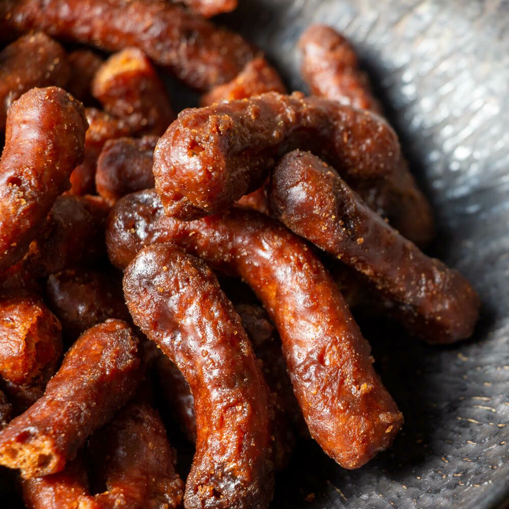 お皿に盛りつけたかりんとう黒蜜