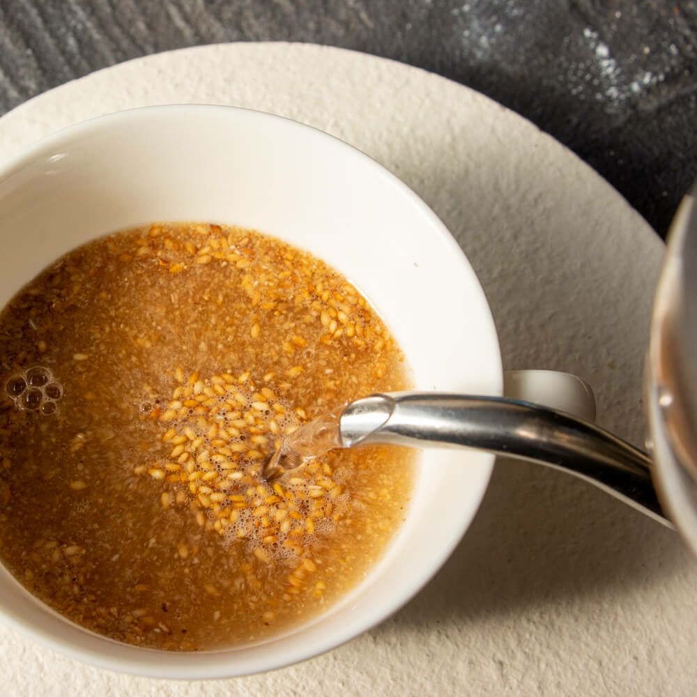 金ごま玉ねぎスープをカップに溶かしている