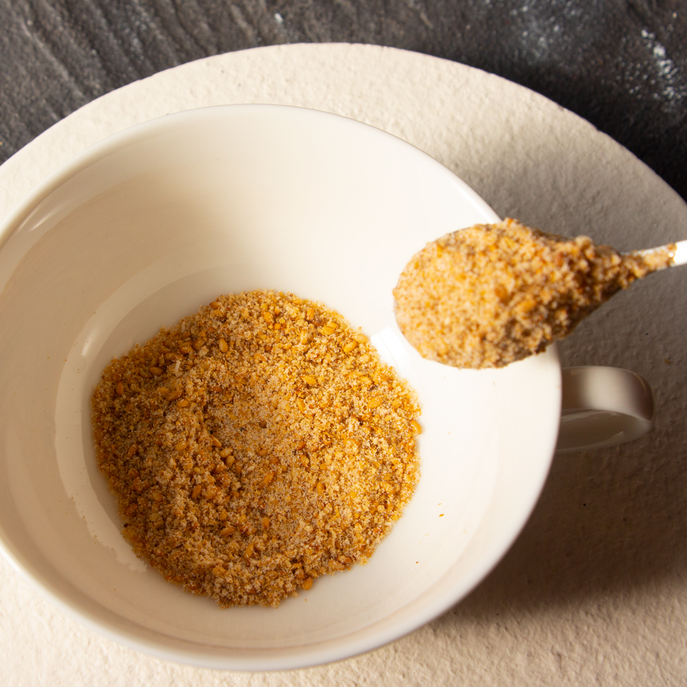 金ごま玉ねぎスープをカップに溶かしている